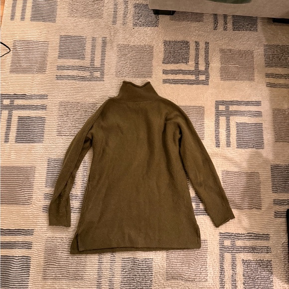 Banana Republic Forest Green Turtleneck Sweater - Picture 3 of 3